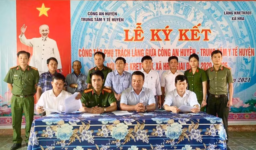 Công an huyện, Trung tâm Y tế huyện Mang Yang ký kết công tác phụ trách làng Kret Krot (xã Hà Ra) giai đoạn 2020-2025. Ảnh: Hà Phương
