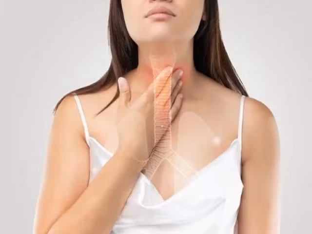 Những người bị trào ngược thường được khuyên rằng nên đứng thẳng, tránh ngả lưng hoặc khom lưng trong bữa ăn và vài giờ sau bữa ăn. Ảnh: Shutterstock