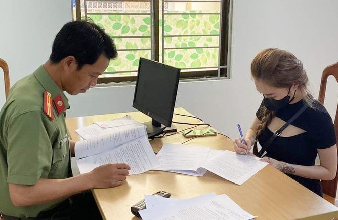 Cán bộ Công an làm việc với Lê Thị Thu H. về hành vi cung cấp, chia sẻ thông tin bịa đặt, gây hoang mang trong quần chúng nhân dân (ảnh Công an cung cấp). Cán bộ Công an làm việc với Lê Thị Thu H. về hành vi cung cấp, chia sẻ thông tin bịa đặt, gây hoang mang trong quần chúng nhân dân (ảnh Công an cung cấp).