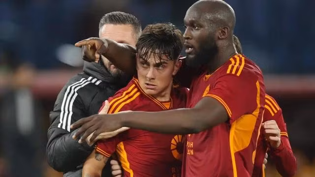Bộ đôi Lukaku (phải) và Dybala vẫn tỏa sáng giúp AS Roma giành chiến thắng. Ảnh: AFP