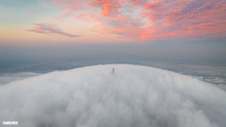 Bình minh nhuộm thắm bầu trời. Ảnh: BÙI VĂN HẢI