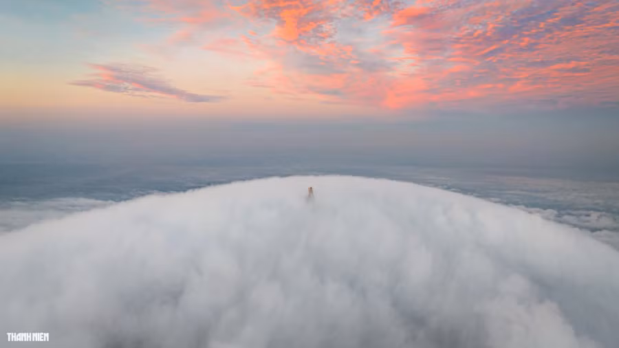 Bình minh nhuộm thắm bầu trời. Ảnh: BÙI VĂN HẢI Bình minh nhuộm thắm bầu trời. Ảnh: BÙI VĂN HẢI