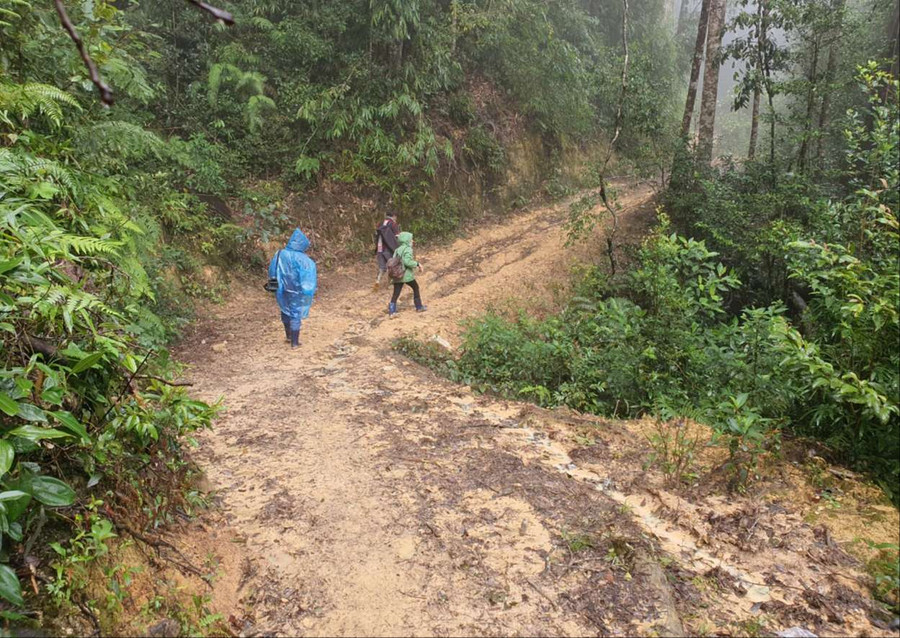 Hành trình phóng viên tác nghiệp tại dãy núi Ngọc Ruông. Ảnh: T.T Hành trình phóng viên tác nghiệp tại dãy núi Ngọc Ruông. Ảnh: T.T