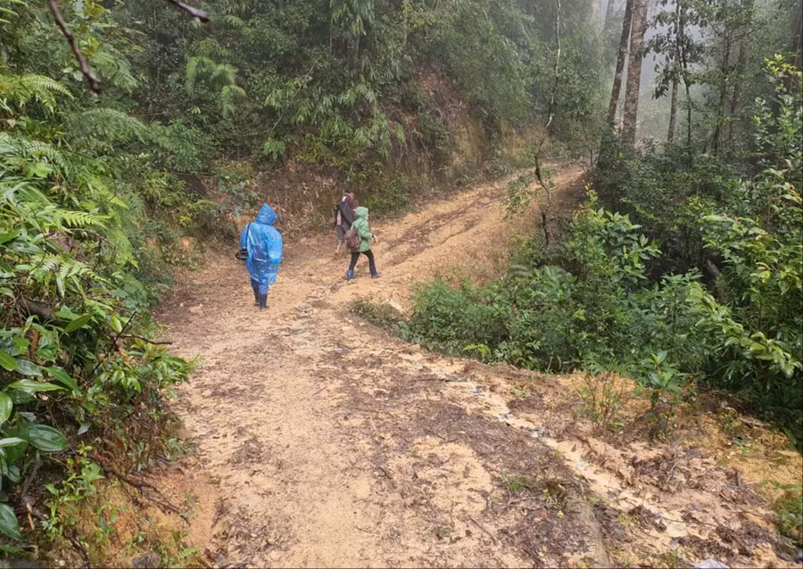 Hành trình phóng viên tác nghiệp tại dãy núi Ngọc Ruông. Ảnh: T.T