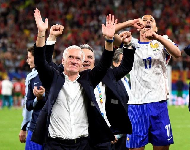 HLV Didier Deschamps đứng trước cơ hội làm nên lịch sử đáng mơ ước cùng đội tuyển Pháp. Ảnh REUTERS HLV Didier Deschamps đứng trước cơ hội làm nên lịch sử đáng mơ ước cùng đội tuyển Pháp. Ảnh REUTERS