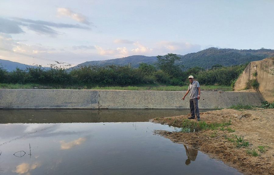 Ông Hà Công Thọ kiểm tra nguồn nước tưới tại đập dâng Ia Bơh, xã Chư Đang Ya. Ảnh: Nguyễn Diệp