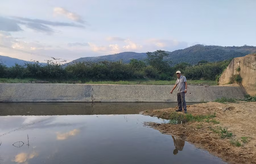 Ông Hà Công Thọ kiểm tra nguồn nước tưới tại đập dâng Ia Bơh, xã Chư Đang Ya. Ảnh: Nguyễn Diệp