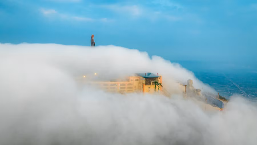 Được mệnh danh là "nóc nhà Nam bộ", núi Bà Đen hút một lượng lớn du khách, đặc biệt là giới trẻ đến săn mây tầm từ tháng 5 - 8. Năm nay, mùa mây đến sớm khiến đỉnh núi cao nhất Nam bộ hot rần rần ngay từ những ngày đầu tháng 4. Ảnh: NGUYỄN MINH TÚ