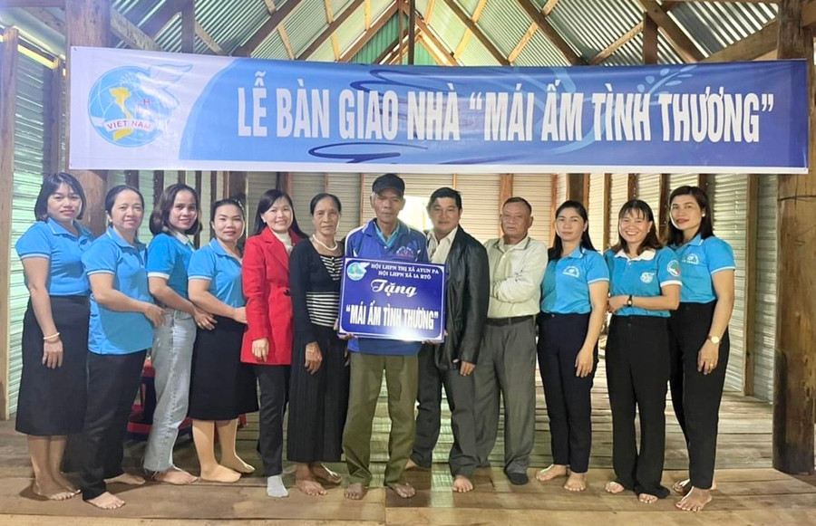 Đại diện Hội Liên hiệp phụ nữ thị xã Ayun Pa bàn giao nhà “Mái ấm tình thương” cho gia đình bà Nay H&apos;Đom (buôn Phu Ma Nher 2, xã Ia Rtô). Ảnh: V.C