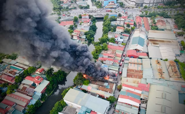 Lửa khói bốc lên ngùn ngụt từ đám cháy. Ảnh: QUYẾT TIẾN