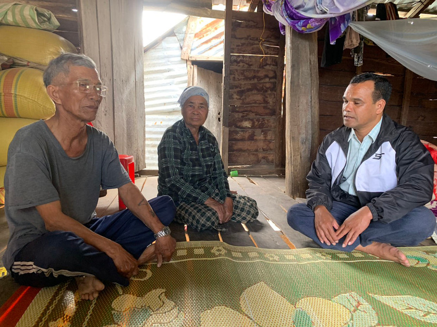 Vợ chồng ông Siu Piơ (bìa trái) chia sẻ niềm vui được chuyển ra nơi ở mới. Ảnh: Thiên Di Vợ chồng ông Siu Piơ (bìa trái) chia sẻ niềm vui được chuyển ra nơi ở mới. Ảnh: Thiên Di