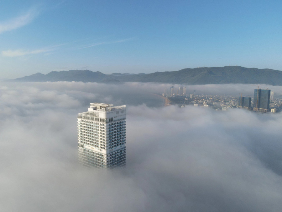 Màn sương phủ quanh các tòa nhà. ẢNH HỒ BẮC Màn sương phủ quanh các tòa nhà. ẢNH HỒ BẮC