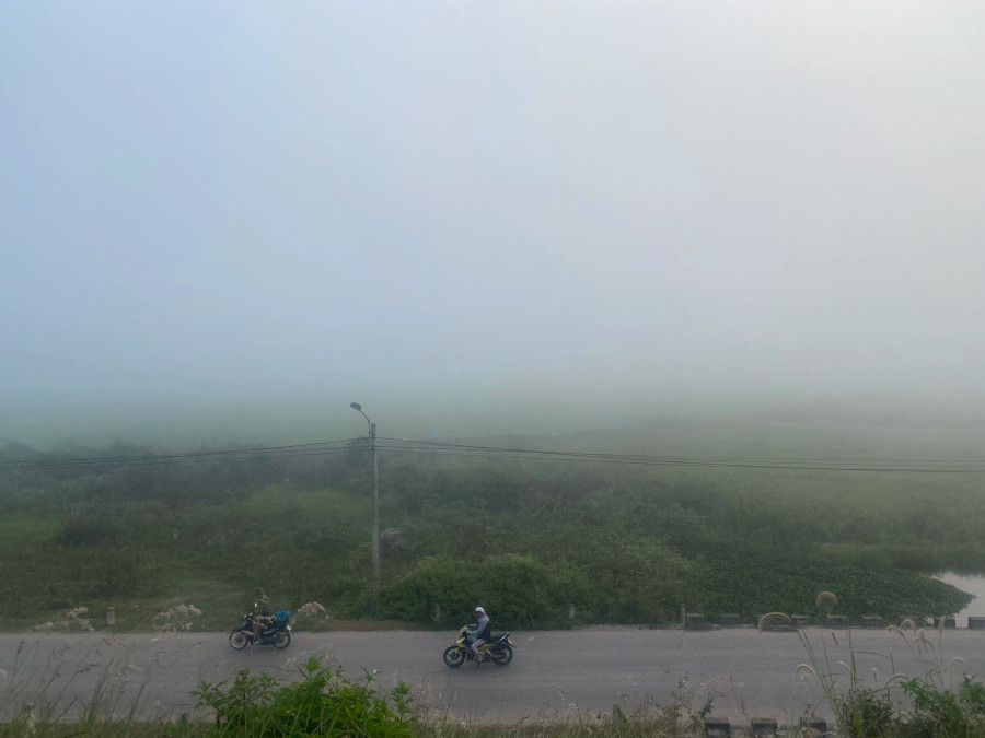 Màn sương sớm làm tầm nhìn của người dân bị giảm đi đáng kể. ẢNH THANH QUÂN Màn sương sớm làm tầm nhìn của người dân bị giảm đi đáng kể. ẢNH THANH QUÂN