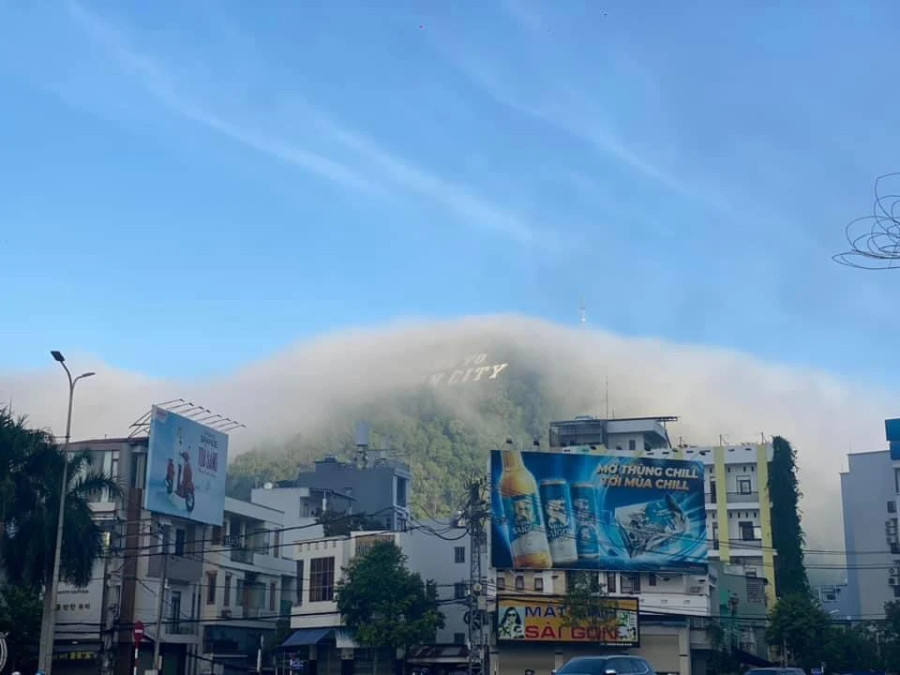 Sương vây quanh đỉnh núi Bà Hỏa. ẢNH CTV Sương vây quanh đỉnh núi Bà Hỏa. ẢNH CTV