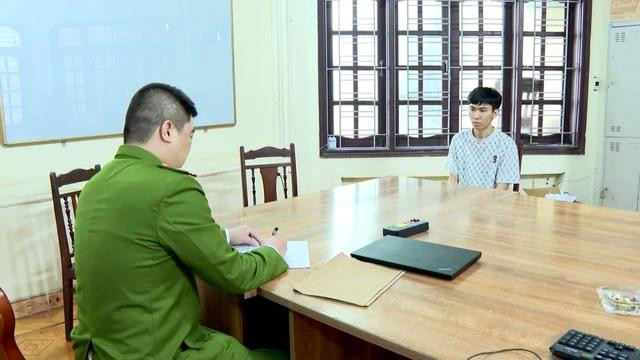 Điều tra viên lấy lời khai của Nguyễn Minh Chiến Điều tra viên lấy lời khai của Nguyễn Minh Chiến