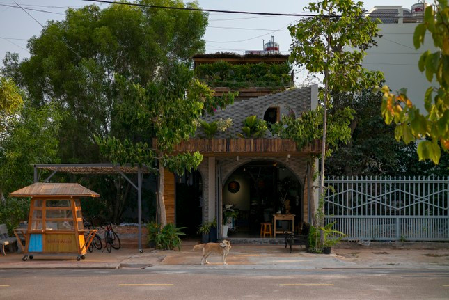 Nằm trên khu đất có diện tích 200m2, ngôi nhà được xây dựng cho gia đình trẻ tuổi yêu thích sự trải nghiệm, cần không gian sống rộng mở cùng thiên nhiên.