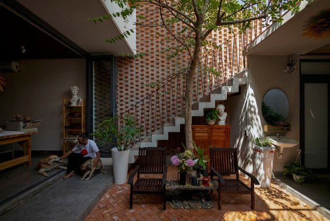 Ngôi nhà gây ấn tượng với phần sân vườn xanh mát bố trí khéo léo khắp nhà, đan xen với khối kiến trúc tạo ra một không gian hài hòa, ưu sinh.