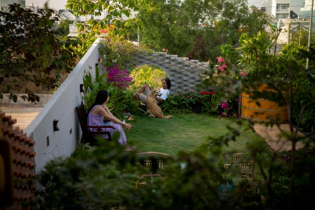 Ấn tượng nhất chính là khu vườn mở về phía bầu trời nhờ được đặt ở tầng 2, không gian xanh mát với cửa tròn gợi nhớ về ngôi nhà của dế mèn trong tác phẩm của nhà văn Tô Hoài, nơi anh ngắm trăng, hóng gió, vuốt râu và luyện tập.