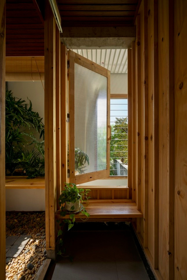 Giống như ngóc ngách trong tổ dế, các tầng được bố trí nhiều cửa mở ra không gian bên ngoài