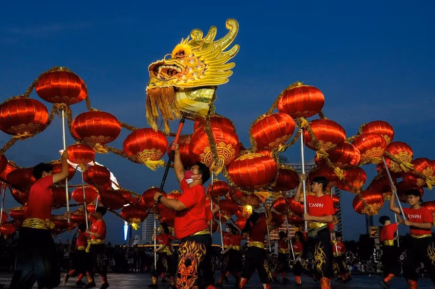 Một màn múa rồng diễn ra ở Bangkok, Thái Lan, ngày 18-1. Ảnh: REUTERS