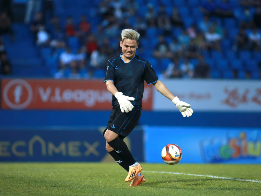 Hồ Tấn Tài lần đầu xỏ găng nhận 6 bàn thua. Ảnh Khang Nguyên Hồ Tấn Tài lần đầu xỏ găng nhận 6 bàn thua. Ảnh Khang Nguyên