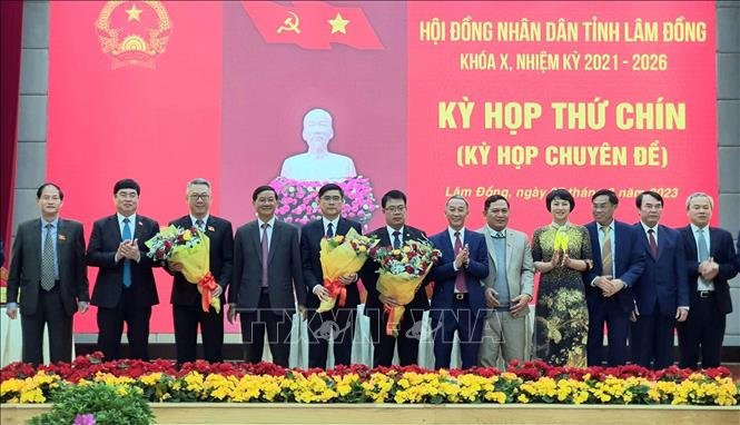 Ông Nguyễn Ngọc Phúc (thứ 3 từ trái sang) và ông Nguyễn Khắc Bình (thứ 6 từ trái sang) trúng cử các chức vụ chủ chốt của UBND và HĐND tỉnh Lâm Đồng nhiệm kỳ 2021- 2026. Ảnh: TTXVN phát Ông Nguyễn Ngọc Phúc (thứ 3 từ trái sang) và ông Nguyễn Khắc Bình (thứ 6 từ trái sang) trúng cử các chức vụ chủ chốt của UBND và HĐND tỉnh Lâm Đồng nhiệm kỳ 2021- 2026. Ảnh: TTXVN phát