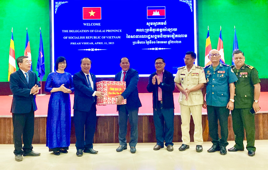 Đồng chí Châu Ngọc Tuấn-Phó Bí thư Thường trực Tỉnh ủy (thứ 3 từ trái qua) tặng quà chúc mừng năm mới tỉnh Preah Vi Hear. Ảnh: Hà Duy Đồng chí Châu Ngọc Tuấn-Phó Bí thư Thường trực Tỉnh ủy (thứ 3 từ trái qua) tặng quà chúc mừng năm mới tỉnh Preah Vi Hear. Ảnh: Hà Duy