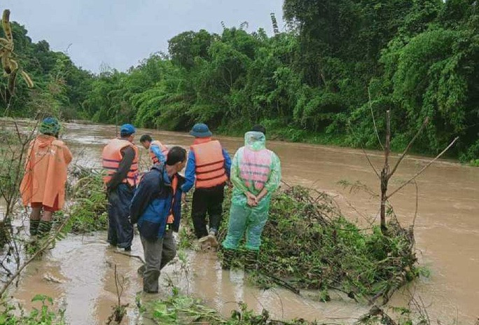 Ôm cây luồng băng qua suối lúc lũ dữ, chồng thoát chết, vợ mất tích - Ảnh 1. Khu vực khe Hận (xã Bình Lương, huyện Như Xuân), nơi ông Cao Xuân Trường bị nước cuốn mất tích khi đi đánh cá trong mưa lũ
