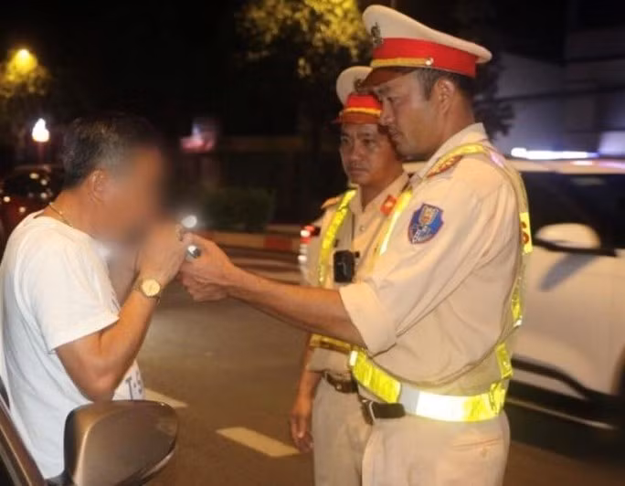 Lực lượng CSGT Công an tỉnh Đắk Nông kiểm tra nồng độ cồn đối với lái xe.