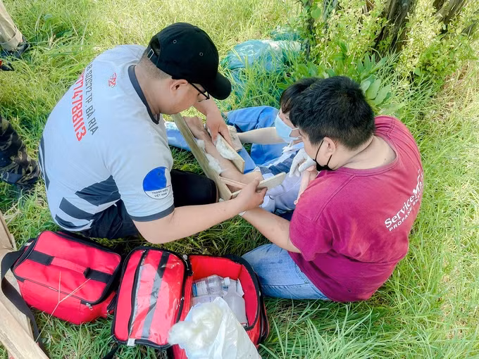 Một thành viên hỗ trợ người dân bị tai nạn giao thông.