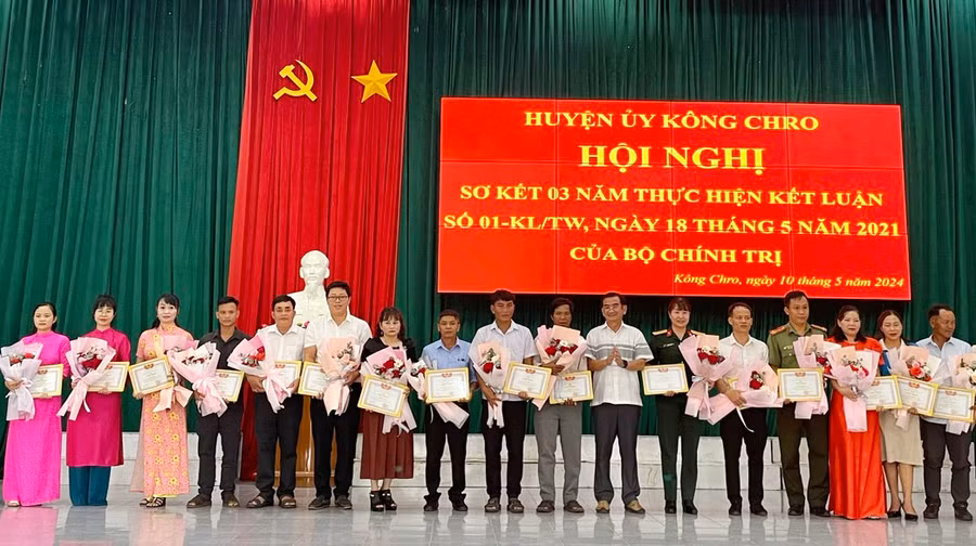 Phó Chủ tịch UBND huyện Huỳnh Ngọc Ẩn tặng giấy khen cho các cá nhân xuất sắc. Ảnh: Phương Liên