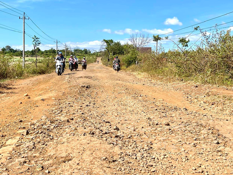Nền đường đoạn qua cánh đồng bong tróc, sụt lún nguy hiểm cho người và phương tiện qua lại. Ảnh: Minh Phương