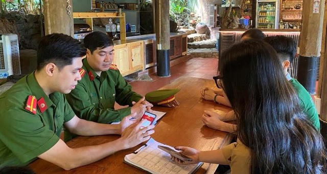 Công an huyện Bá Thước, tỉnh Thanh Hóa tuyên truyền cho người dân cảnh giác với phương thức, thủ đoạn lừa đảo trên không gian mạng. Công an huyện Bá Thước, tỉnh Thanh Hóa tuyên truyền cho người dân cảnh giác với phương thức, thủ đoạn lừa đảo trên không gian mạng.