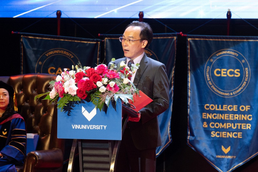 Thứ trưởng Hoàng Minh Sơn khẳng định VinUni đã đào tạo những sinh viên xuất sắc, có khả năng cạnh tranh toàn cầu. (Ảnh: PV/Vietnam+) Thứ trưởng Hoàng Minh Sơn khẳng định VinUni đã đào tạo những sinh viên xuất sắc, có khả năng cạnh tranh toàn cầu. (Ảnh: PV/Vietnam+)