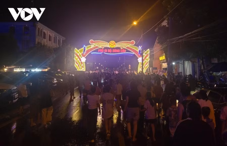 Hàng vạn người đổ về phố đi bộ trong đêm khai trương bất chấp mưa lớn. (Nguồn: VOV)