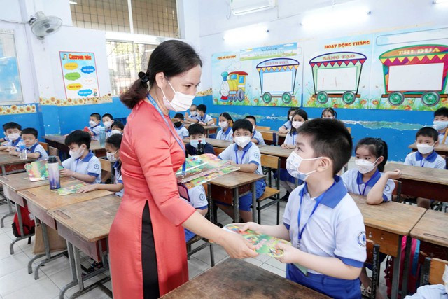 Giáo viên nên lồng ghép những câu chuyện giáo dục có ý nghĩa thiết thực trong giờ học. Ảnh: Đào Ngọc Thạch Giáo viên nên lồng ghép những câu chuyện giáo dục có ý nghĩa thiết thực trong giờ học. Ảnh: Đào Ngọc Thạch