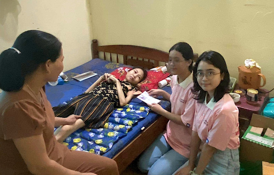 Em Nguyễn Hà Bảo Khanh (bìa phải, lớp 11C1) cùng thành viên CLB “Điều ước thứ 7” trong một hoạt động thiện nguyện. Ảnh: NVCC Em Nguyễn Hà Bảo Khanh (bìa phải, lớp 11C1) cùng thành viên CLB “Điều ước thứ 7” trong một hoạt động thiện nguyện. Ảnh: NVCC