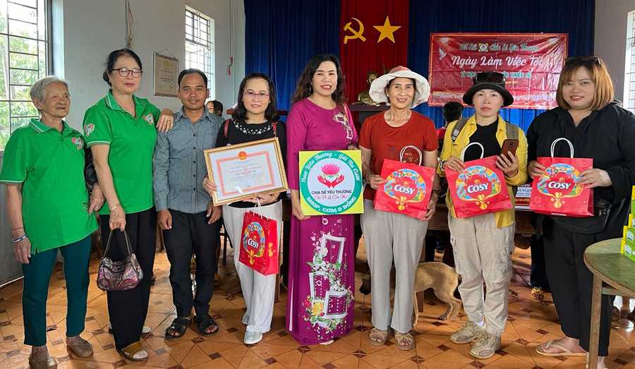 Đoàn công tác tặng quà cho người dân khó khăn làng Sơr, xã Ia Hlốp, huyện Chư Sê. Ảnh: Phấn Tiến Đoàn công tác tặng quà cho người dân khó khăn làng Sơr, xã Ia Hlốp, huyện Chư Sê. Ảnh: Phấn Tiến