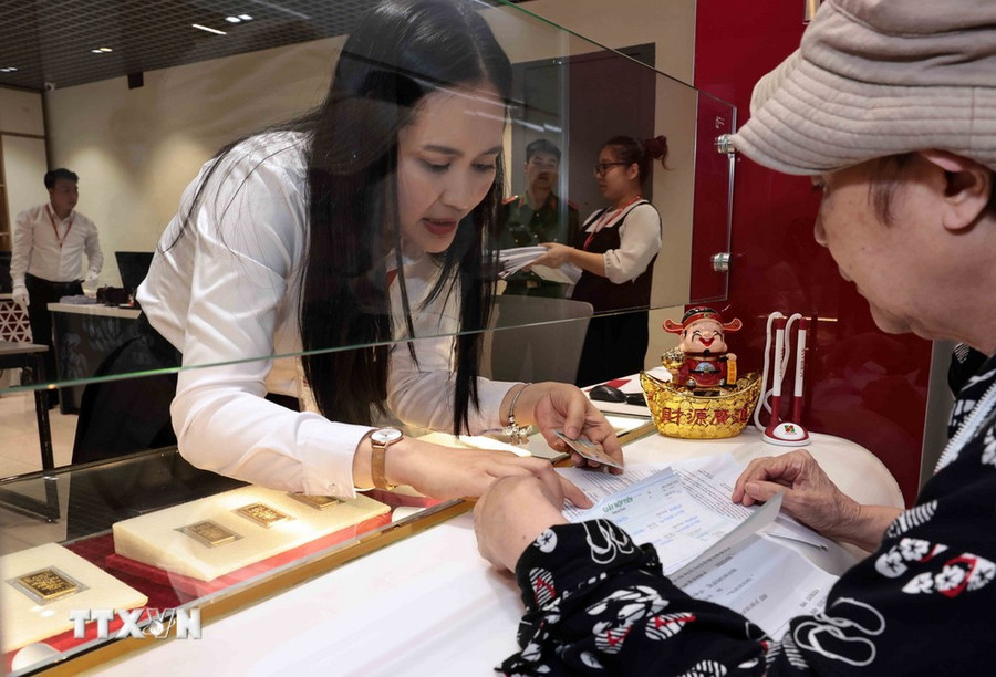 Giá vàng nhẫn giảm 250.000 đồng, vàng miếng giữ phong độ 17 phiên liên tiếp. (Ảnh: Vietnam+)