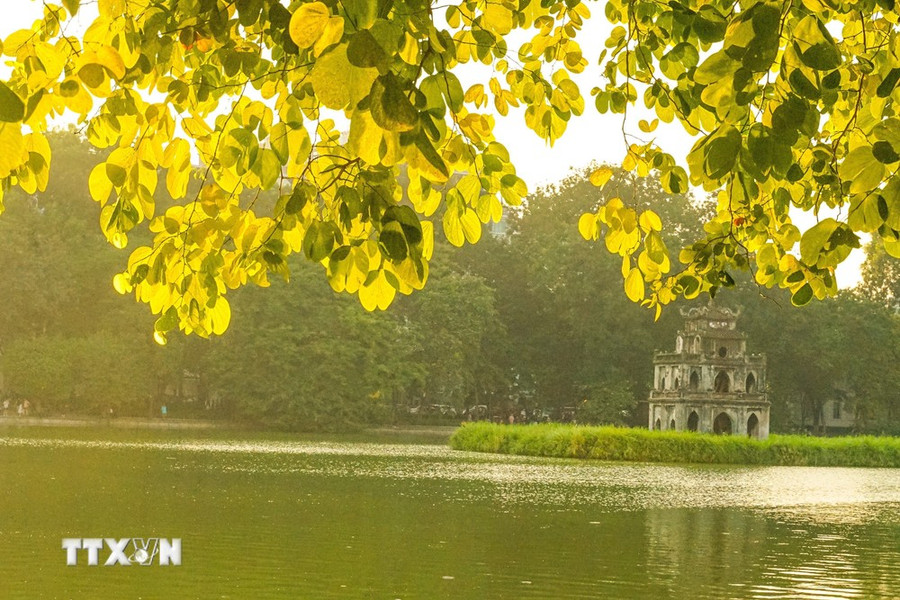 Chiều Thu bên hồ Hoàn Kiếm. (Ảnh: Khánh Hòa/TTXVN) Chiều Thu bên hồ Hoàn Kiếm. (Ảnh: Khánh Hòa/TTXVN)