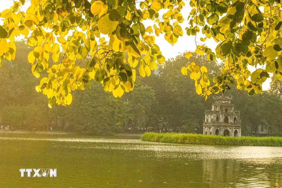 Chiều Thu bên hồ Hoàn Kiếm. (Ảnh: Khánh Hòa/TTXVN)