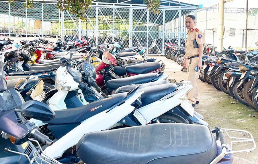 Các phương tiện vi phạm TTATGT bị tạm giữ tại Công an huyện Chư Sê. Ảnh: Minh Triều Các phương tiện vi phạm TTATGT bị tạm giữ tại Công an huyện Chư Sê. Ảnh: Minh Triều