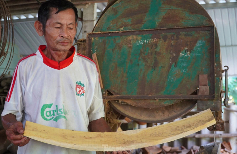 Người làm nghề cho biết loại gỗ được chọn làm trống là mít già, trên chục năm tuổi, ít có độ giãn nở, âm thanh tạo cũng chất lượng. Để mua được những khối gỗ này, người thợ phải lên tận miền núi huyện Hương Sơn, Vũ Quang, Hương Khê để đặt mua. Người làm nghề cho biết loại gỗ được chọn làm trống là mít già, trên chục năm tuổi, ít có độ giãn nở, âm thanh tạo cũng chất lượng. Để mua được những khối gỗ này, người thợ phải lên tận miền núi huyện Hương Sơn, Vũ Quang, Hương Khê để đặt mua.