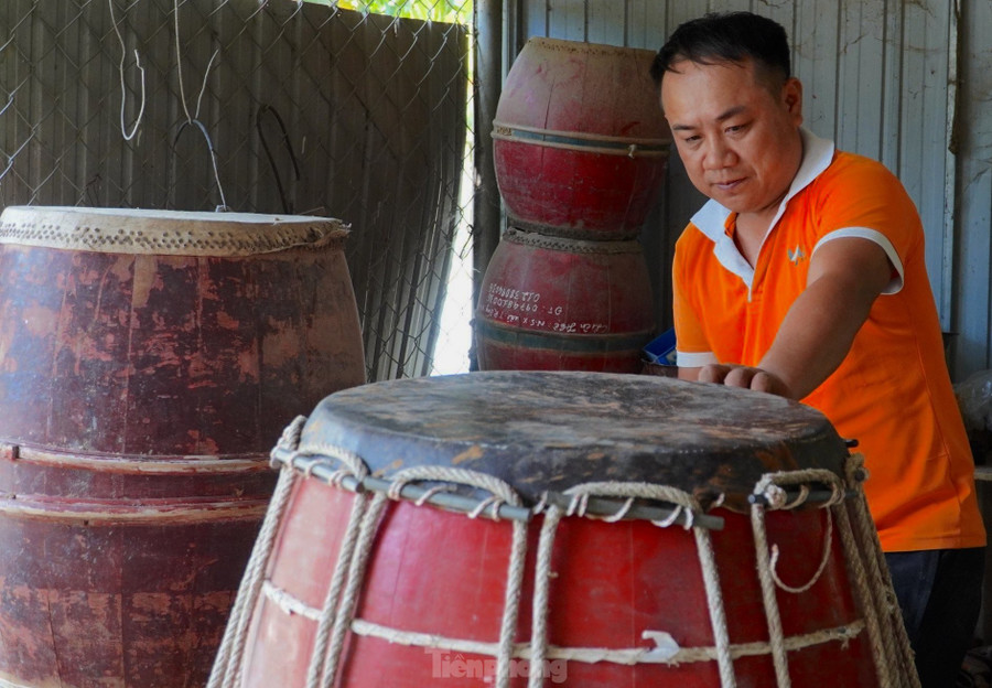 Gia đình ba đời theo nghề làm trống, anh Đồng được đánh giá là người trẻ mà khéo tay ở làng. Trống được anh làm quanh năm, hết làm trống mới đến thay da trống cũ cho khách hàng. Gia đình ba đời theo nghề làm trống, anh Đồng được đánh giá là người trẻ mà khéo tay ở làng. Trống được anh làm quanh năm, hết làm trống mới đến thay da trống cũ cho khách hàng.