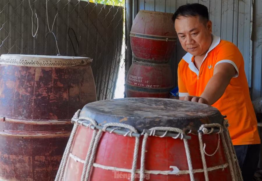 Gia đình ba đời theo nghề làm trống, anh Đồng được đánh giá là người trẻ mà khéo tay ở làng. Trống được anh làm quanh năm, hết làm trống mới đến thay da trống cũ cho khách hàng.