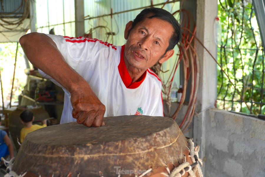 “Âm thanh của trống mỗi chiếc cho ra âm khác nhau. Như trống lân, phải giòn giã, trống hội thúc giục còn trống chầu phải trầm bổng, êm ái. Để làm được trống đạt chất lượng về âm thanh, mẫu mã đẹp, đòi hỏi người thợ phải có tay nghề, đôi tai phân âm chuẩn”, ông Bùi Văn Tráng (67 tuổi) cho hay. “Âm thanh của trống mỗi chiếc cho ra âm khác nhau. Như trống lân, phải giòn giã, trống hội thúc giục còn trống chầu phải trầm bổng, êm ái. Để làm được trống đạt chất lượng về âm thanh, mẫu mã đẹp, đòi hỏi người thợ phải có tay nghề, đôi tai phân âm chuẩn”, ông Bùi Văn Tráng (67 tuổi) cho hay.