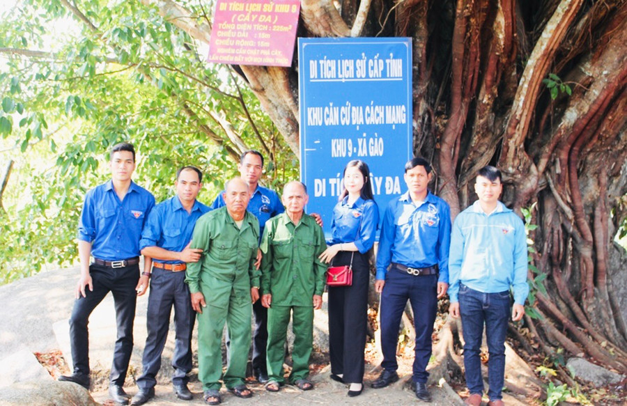 Ông Rơ Mah Djói (thứ 4 từ phải sang) trực tiếp giới thiệu cho các đoàn tham quan về lịch sử Khu 9. Ảnh: Mai Ka Ông Rơ Mah Djói (thứ 4 từ phải sang) trực tiếp giới thiệu cho các đoàn tham quan về lịch sử Khu 9. Ảnh: Mai Ka