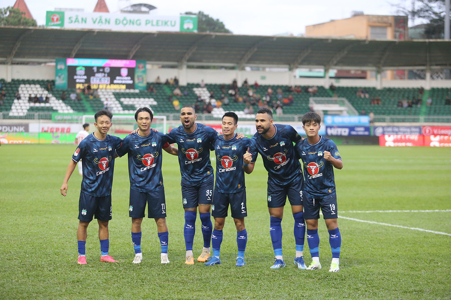 Tuấn Anh (thứ 2 từ trái qua) đã chính thức rời đội bóng Phố núi. Ảnh: Văn Ngọc. Tuấn Anh (thứ 2 từ trái qua) đã chính thức rời đội bóng Phố núi. Ảnh: Văn Ngọc.
