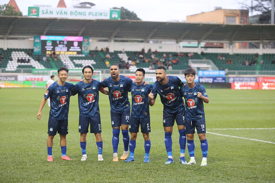 Tuấn Anh (thứ 2 từ trái qua) đã chính thức rời đội bóng Phố núi. Ảnh: Văn Ngọc.