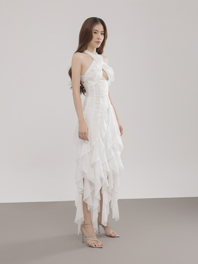 Một số mẫu trang phục trắng và đen do Nam Anh thể hiện